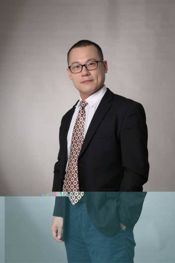 高健康的正裝照（站立）_副本.jpg